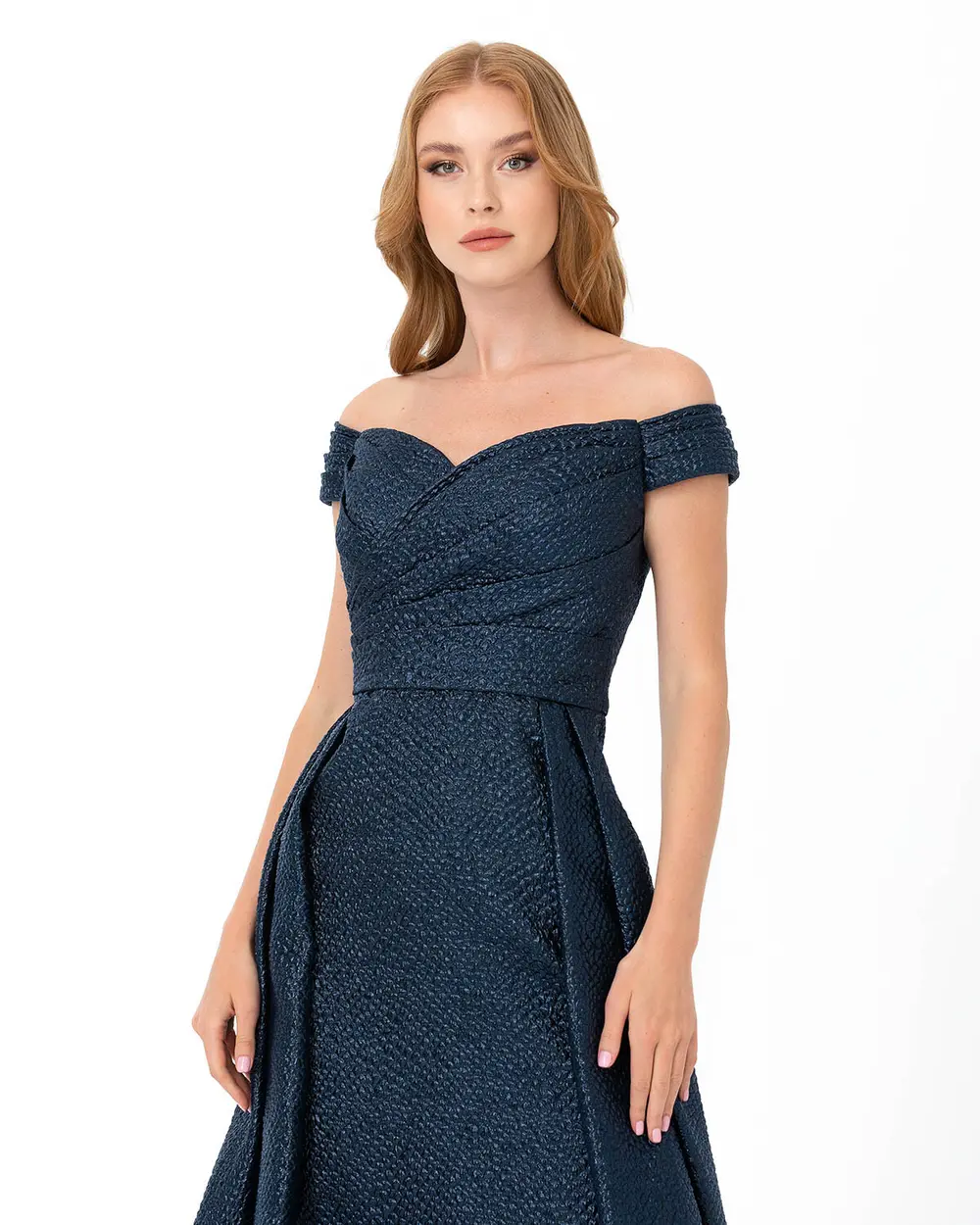  A Cut Off Shoulder Jacquard Evening Dress